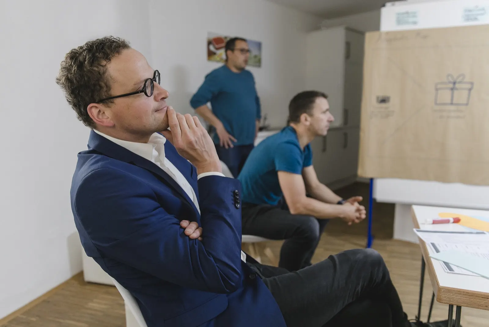 Nachdenklicher Moment in einem Workshop: das eigene Unternehmen neu denken