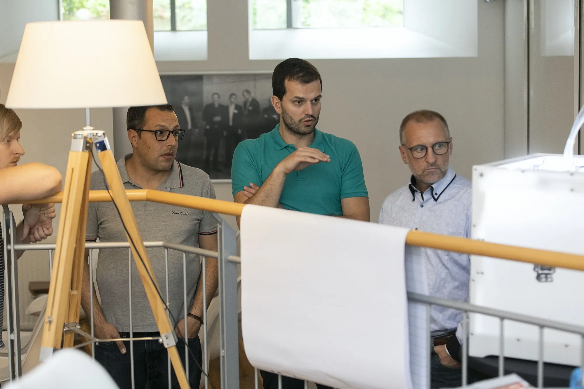 Konzentrierte Diskussion im Rahmen eines InnovationsProjekts, zwei Teilnehmer im Gespräch