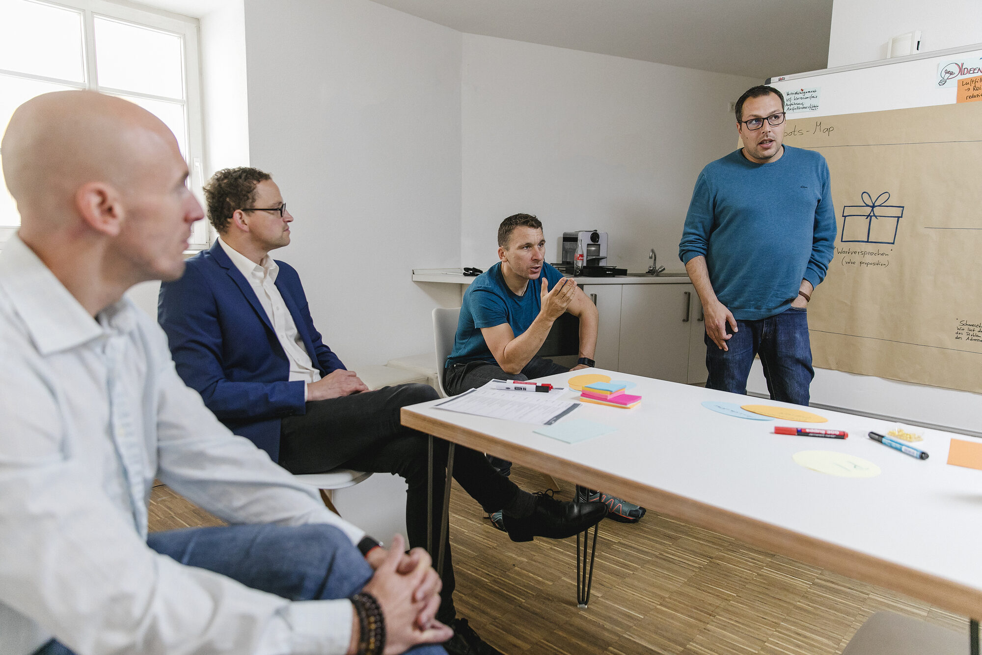 Teilnehmende beim Kick-off-Workshop im Loft 18, gemeinsam an einer Aufgabe