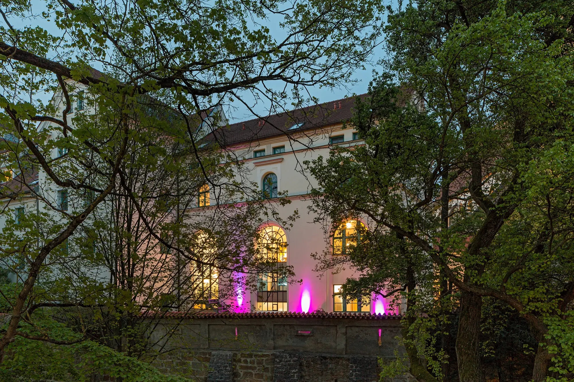 Das Loft 18 am Abend, denkmalgeschützte Fassade mit Innenbeleuchtung