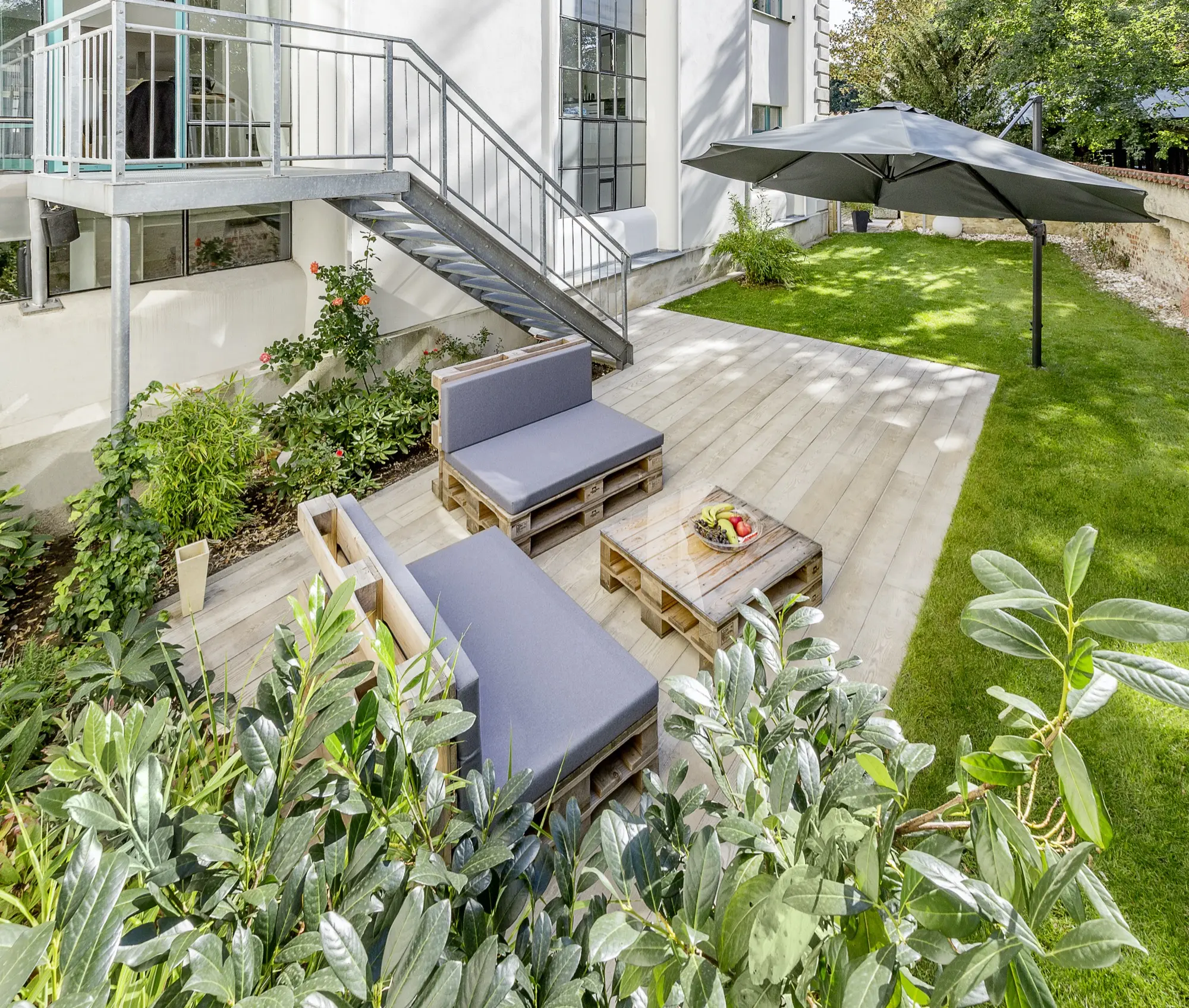 Terrasse und Garten hinter dem Loft