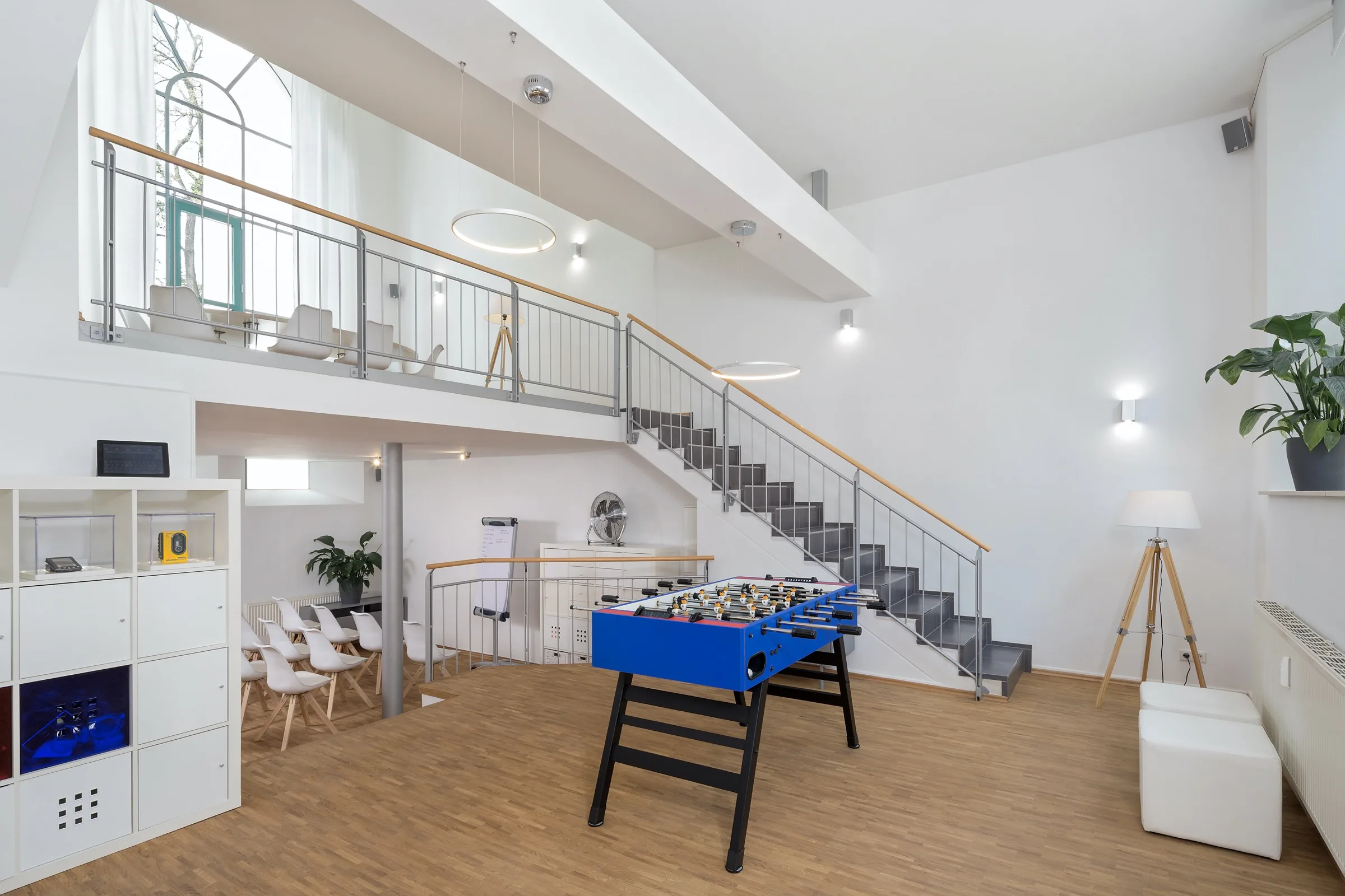 Offene Galerie im Loft 18 mit Blick auf Treppe und Aufenthaltsbereich